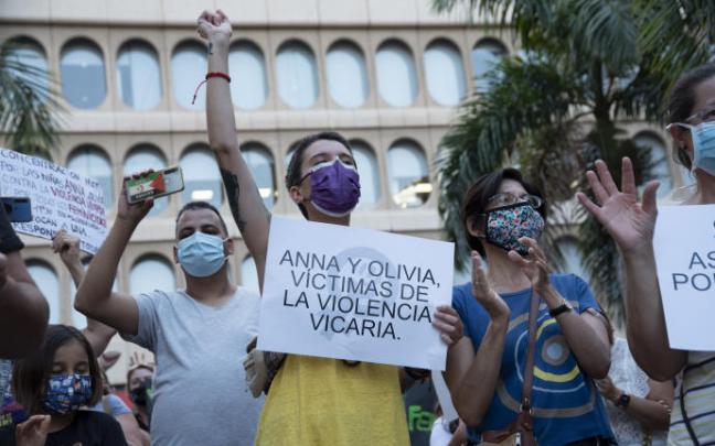 Un mujer con un cartel en el que se lee: `Anna y Olivia, víctimas de violencia vicaria´. Un mujer con un cartel en el que se lee: `Anna y Olivia, víctimas de violencia vicaria´.