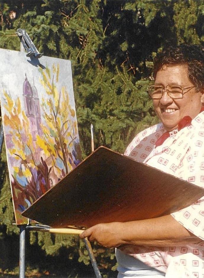 Ana Mari Marín pintando la iglesia de Elizondo desde el jardín de su casa.