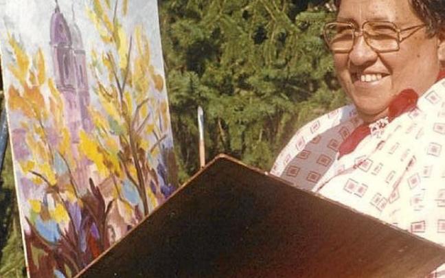Ana Mari Marín pintando la iglesia de Elizondo desde el jardín de su casa. Ana Mari Marín pintando la iglesia de Elizondo desde el jardín de su casa.
