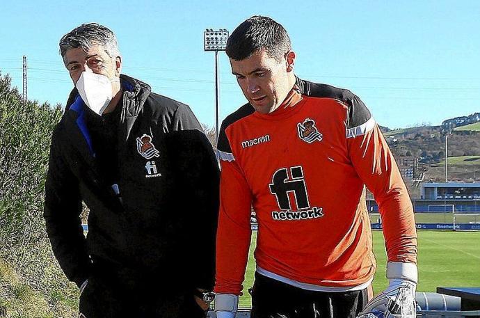 Imanol y Matt Ryan dialogan antes del entrenamiento en Zubieta.