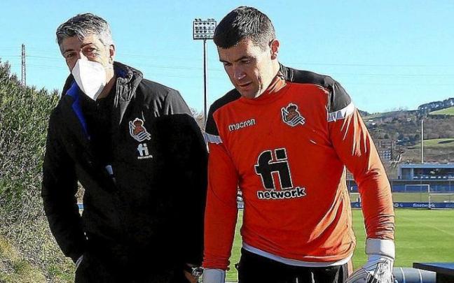 Imanol y Matt Ryan dialogan antes del entrenamiento en Zubieta.