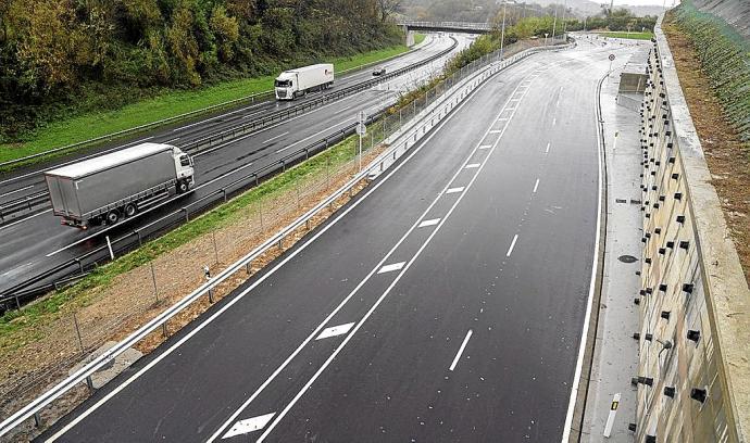 La recién estrenada Ronda Sur de Irun, que hace de variante en paralelo al recorrido de la AP-8. Foto: Ruben Plaza