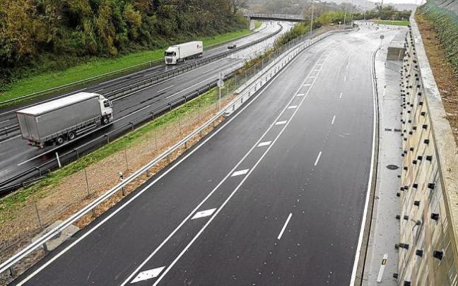 La recién estrenada Ronda Sur de Irun, que hace de variante en paralelo al recorrido de la AP-8. Foto: Ruben Plaza
