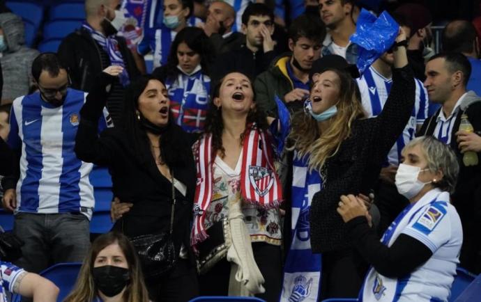 Aficionadas de Real y Athletic se lo pasan en grande en la grada de Anoeta.