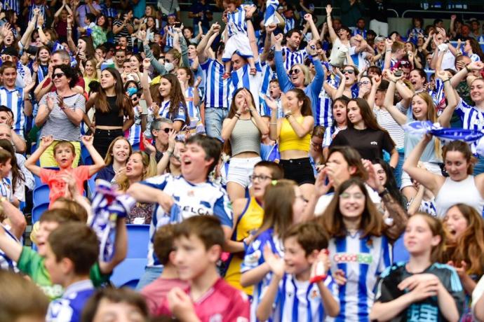 la afición de la Real celebra un gol.