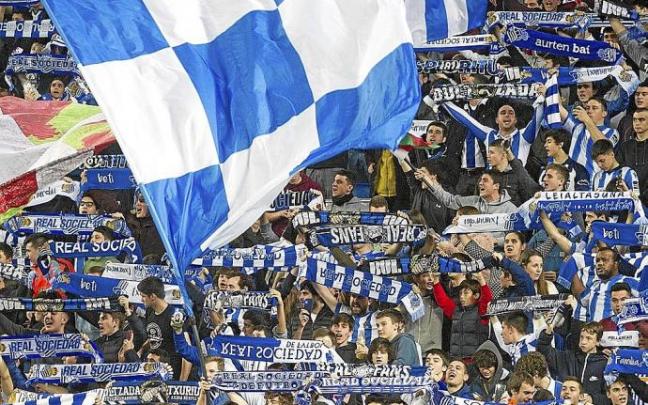 Aficionados realistas en la Grada Zabaleta del estadio de Anoeta, en el último partido disputado con público, el 28 de febrero de 2020.