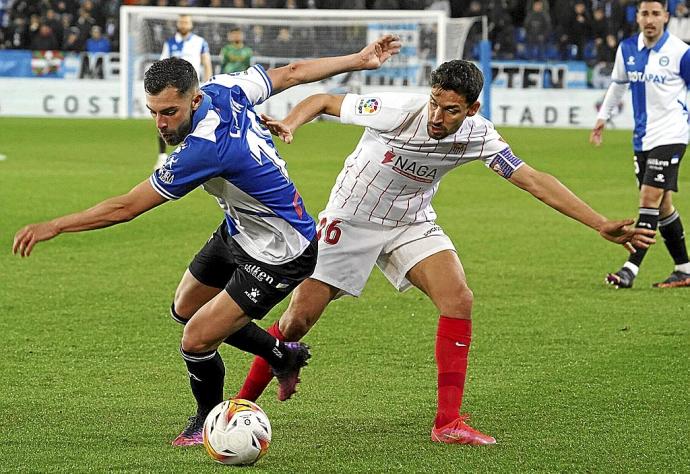 Luis Rioja ante la presión de Jesús Navas en el último duelo celebrado en Mendizorroza. Foto: Alex Larretxi