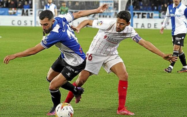 Luis Rioja ante la presión de Jesús Navas en el último duelo celebrado en Mendizorroza. Foto: Alex Larretxi