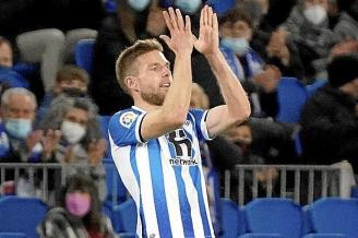 Asier Illarramendi aplaude a la afición txuri-urdin al retirarse del terreno de juego.