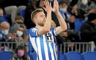 Asier Illarramendi aplaude a la afición txuri-urdin al retirarse del terreno de juego.