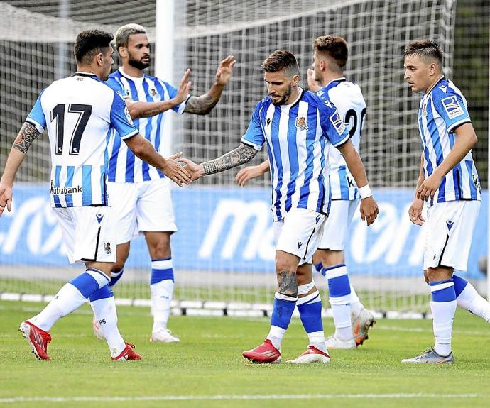 Los jugadores de la Real celebran uno de los seis goles marcados al Huesca.