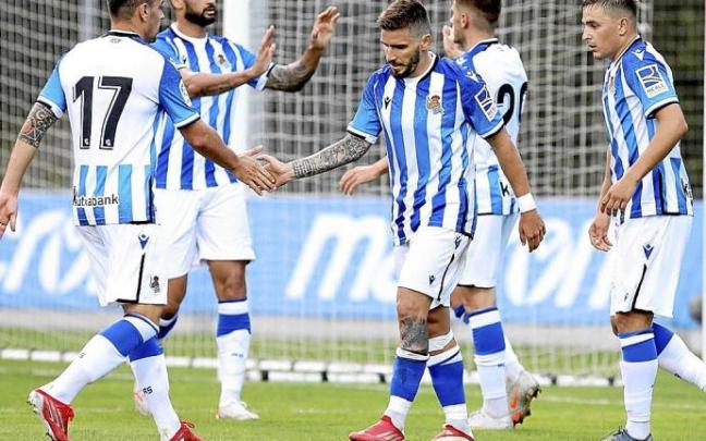 Los jugadores de la Real celebran uno de los seis goles marcados al Huesca.