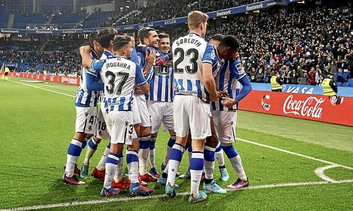 Los jugadores de la Real celebran el gol de Isak ante el Espanyol.