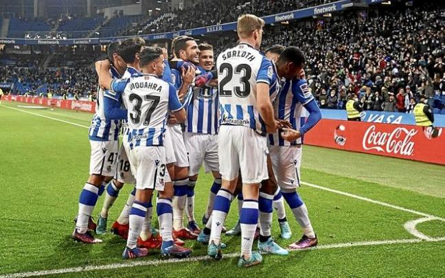 Los jugadores de la Real celebran el gol de Isak ante el Espanyol.