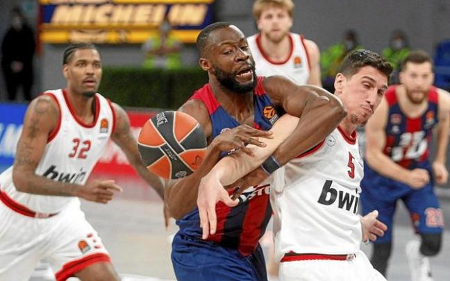 Jekiri pelea por un balón con Larentzakis en un partido continental ante el Olympiacos. Foto: Jorge Muñoz