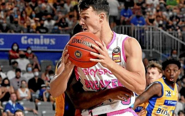 Yanni Wetzell llega desde la NBL australiana para reforzar la 'pintura' azulgrana. Foto: Getty Images