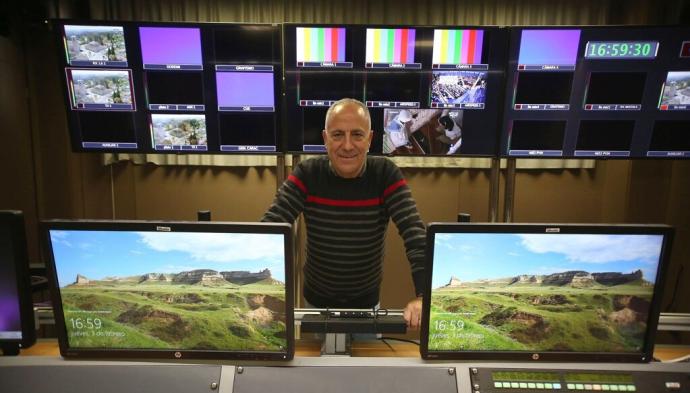 Javier Ansó, en la sala de control de realización de RTVE, la que ha sido su casa durante 41 años.