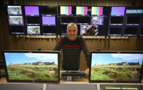 Javier Ansó, en la sala de control de realización de RTVE, la que ha sido su casa durante 41 años.