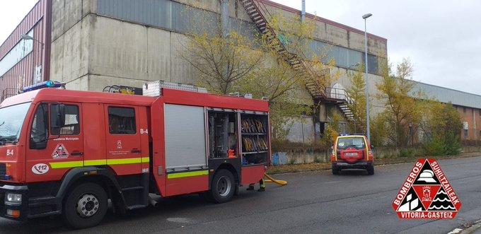 Incendio de la fábrica abandonada en el polígono de Ansoleta.