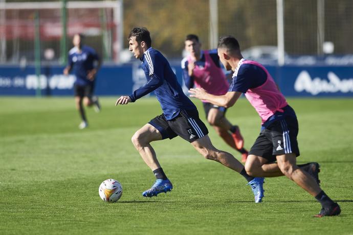 Ante Budimir conduce el balón durante el partido matinal de este jueves en Tajonar.