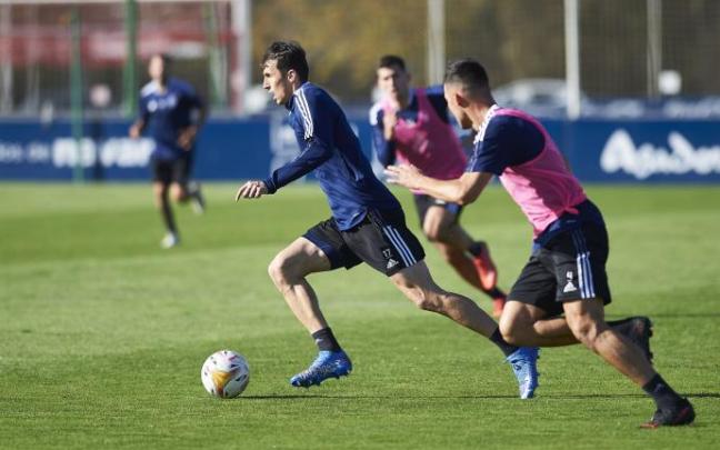 Ante Budimir conduce el balón durante el partido matinal de este jueves en Tajonar.