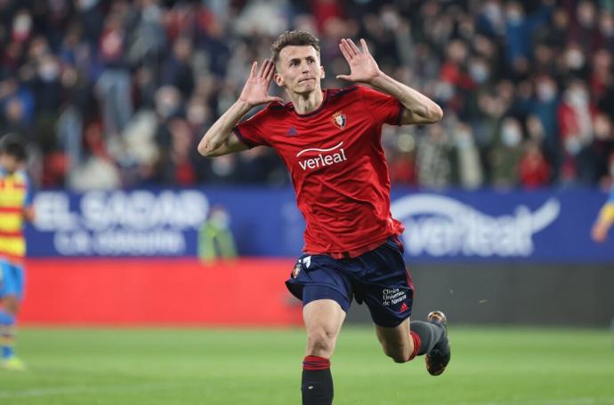 Ante Budimir celebra uno de los ocho goles que ha anotado esta temporada en Liga con la camiseta de Osasuna. Foto: Oskar Motnero