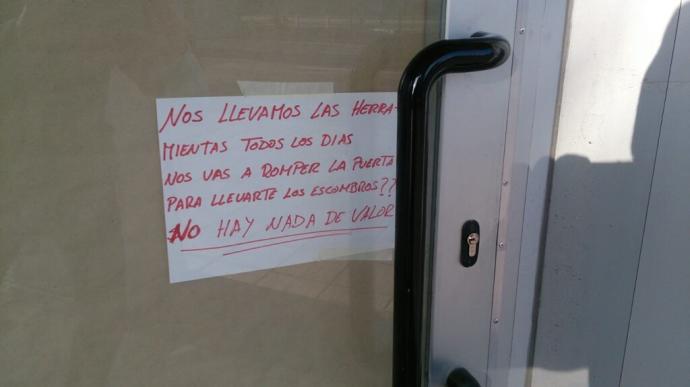 Curioso cartel en la puerta de un local en obras en Zabalgana que trata de ahuyentar a los cacos.