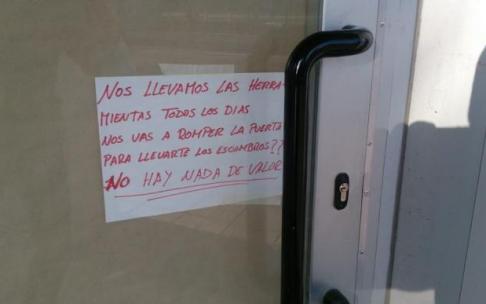 Curioso cartel en la puerta de un local en obras en Zabalgana que trata de ahuyentar a los cacos.