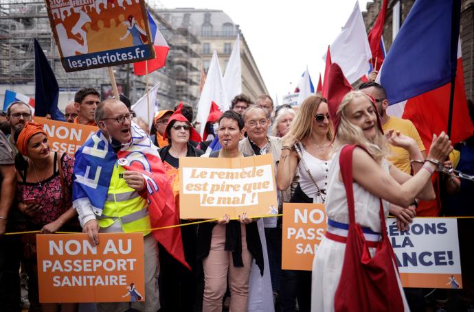 Manifestantes anti-vacunas en París