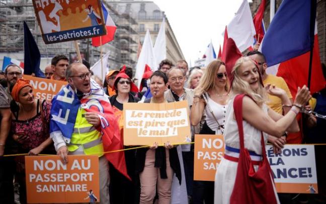 Manifestantes anti-vacunas en París