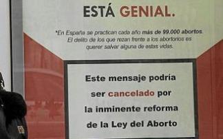 Carteles antiabortistas colocados en las marquesinas de Vitoria. Carteles antiabortistas colocados en las marquesinas de Vitoria.