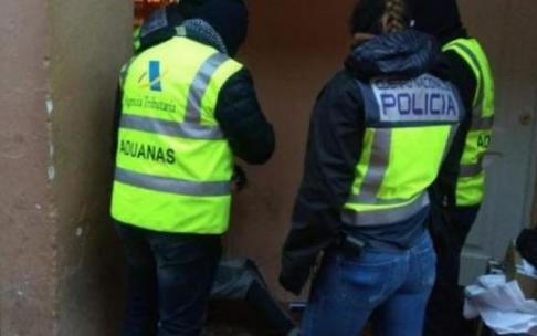 Agentes de policía participando en un operativo Agentes de policía participando en un operativo