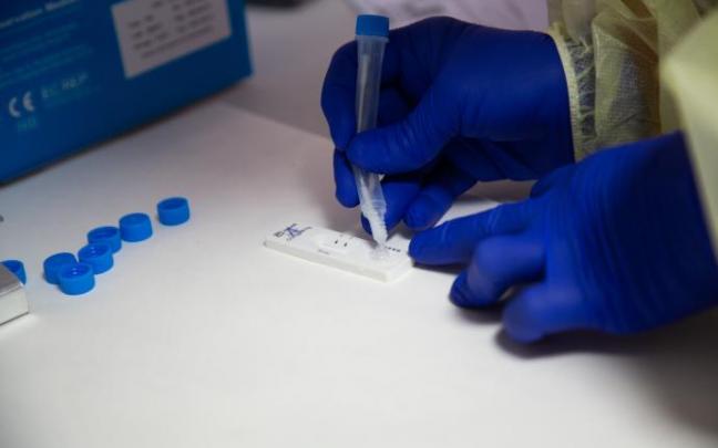 Una sanitaria comprueba el resultado de un test de antígenos.