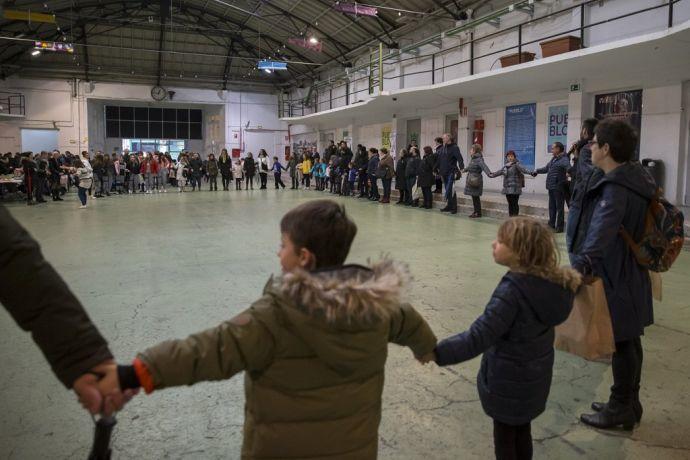 Cadena humana en la antigua estación de autobuses por el día nacional de las enfermedades neuromusculares