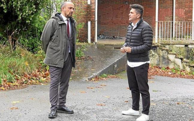 Pablo García Astrain y Mikel Serrano, en el antiguo geriátrico. Foto: A.Z.