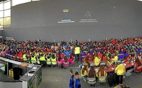 Imagen de una comida de cuadrillas de El Antiguo celebrada en el frontón de Ibaeta. Foto: Cedida