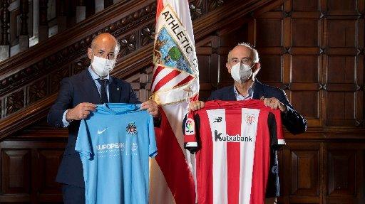 Los presidentes del Athletic y Antiguoko cuando firmaron el convenio de colaboración