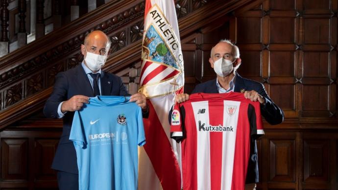 Los presidentes de Athletic y Antiguoko, Aitor Elizegi y Edorta Salegi, en Ibaigane.