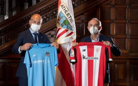 Los presidentes de Athletic y Antiguoko, Aitor Elizegi y Edorta Salegi, en Ibaigane.