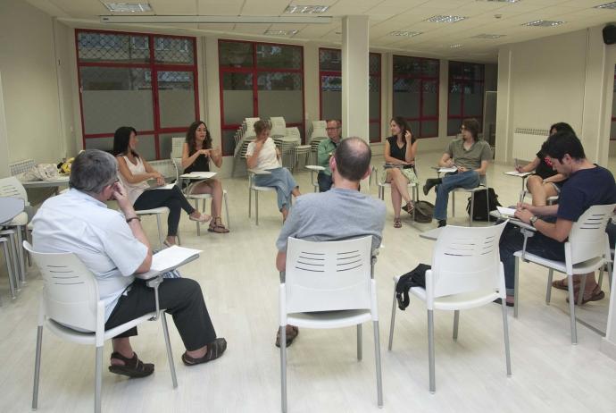 Reunión de un grupo de agentes antirrumor en Vitoria.