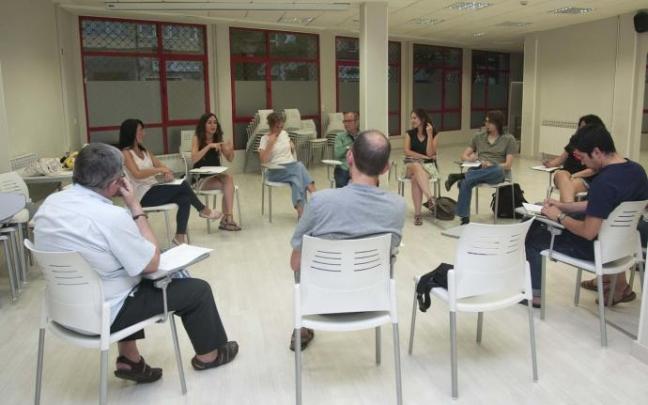 Reunión de un grupo de agentes antirrumor en Vitoria.