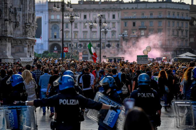 Disturbios en Roma durante una protesta contra el certificado sanitario.