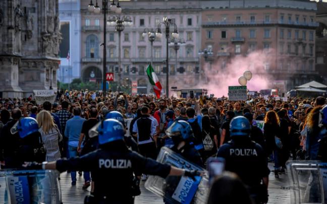 Disturbios en Roma durante una protesta contra el certificado sanitario.