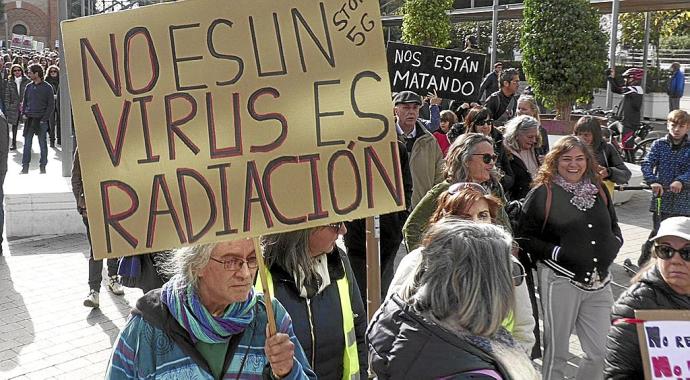 Personas llegadas de diversos puntos de Andalucía se manifestaron ayer en Sevilla contra las medidas anticovid. Foto: Efe