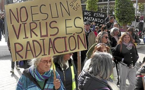 Personas llegadas de diversos puntos de Andalucía se manifestaron ayer en Sevilla contra las medidas anticovid. Foto: Efe