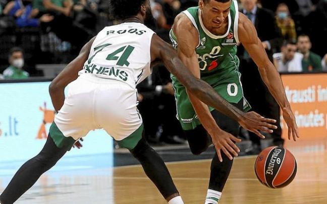 Webster intenta superar a Sant-Roos durante un partido de este curso. Foto: Euroliga