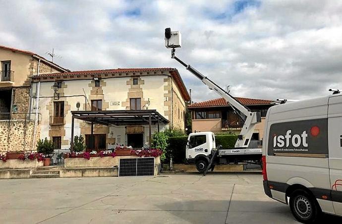 Instalación de las placas solares en el pueblo.