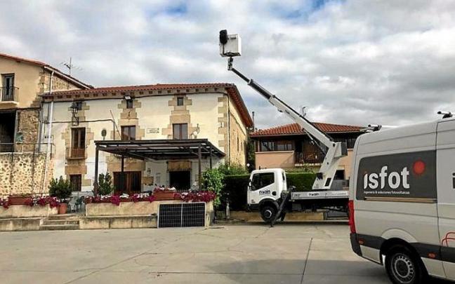 Instalación de las placas solares en el pueblo.