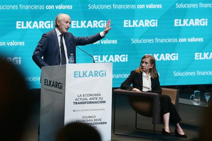 Antonio Brufau, en presencia de Anabel González, en el encuentro empresarial de Elkargi.