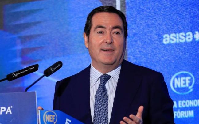 El presidente de la CEOE, Antonio Garamendi, muestra su disposición a negociar con "líneas rojas"